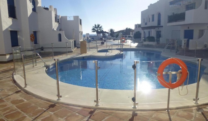 Modern 2 bed / 2 bath apartment ideally located by beach & marina