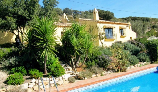 Traditional Family Cottage steps away from the Centre