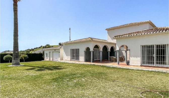 Amazing home in Las Lagunas de Mijas with WiFi, Outdoor swimming pool and Swimming pool