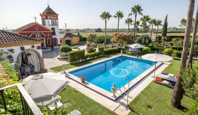 4 bedrooms villa with private pool enclosed garden and wifi at Los Palacios y Villafranca