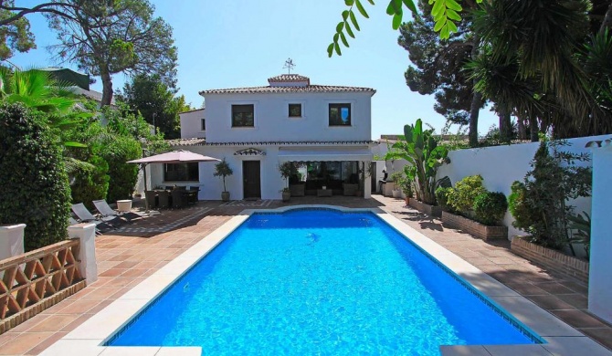 1102 Villa with pool ,lounge, BBQ ,direkt in Marbella