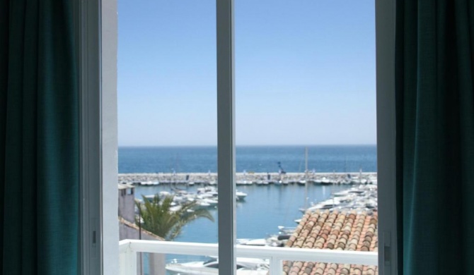 Luxury Holiday Apartment in Puerto Banus Marina with sea views