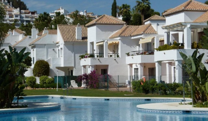 Cozy Apartment in Nueva Andalucia with Swimming Pool