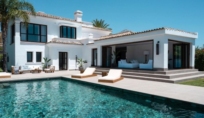 DESIGNER VILLA LUXURY CINEMA POOL VIEW NUEVA ANDALUCIa