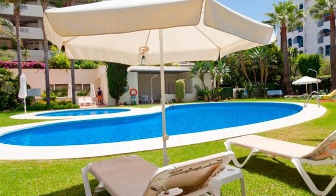 Luxury 2 bedroom apartment in Puerto Banús, parking and pool