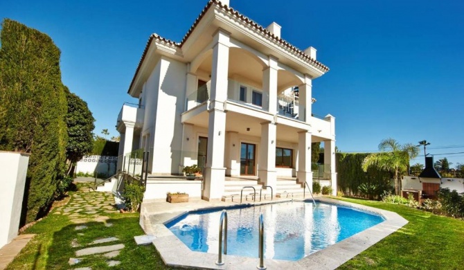 Marbella Villa Sleeps 10 with Pool Air Con and WiFi