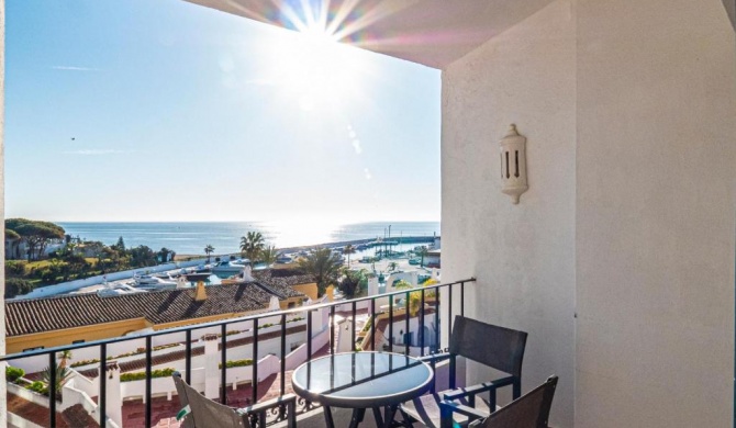 Cabopino Stylish Modern Apartment with WIFI & Parking and great views