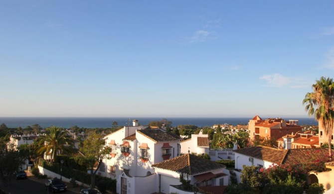 Rooftop Villa - chalet en Cabo Pino con vistas al mar, jardines y piscina