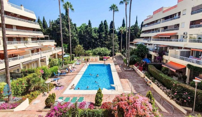 Spacious 3-bedroom apartment on the second line from the beach in the center of Marbella, in the Parque Marbella building.