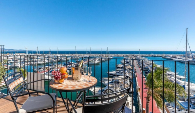 Puerto Banus first line with sea and Marina views