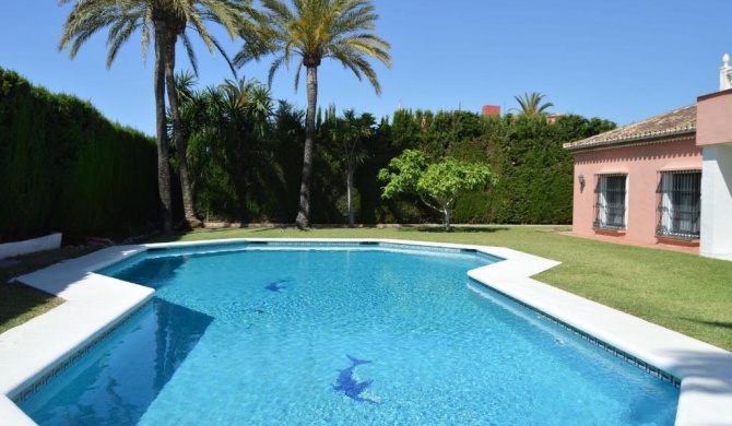 VILLA 34121043 GOLDEDN MILE MARBELLA, 7 BEDROOMS, SLEEPS 14, HUGE PRIVATE POOL, JUST 300m FROM BEACH