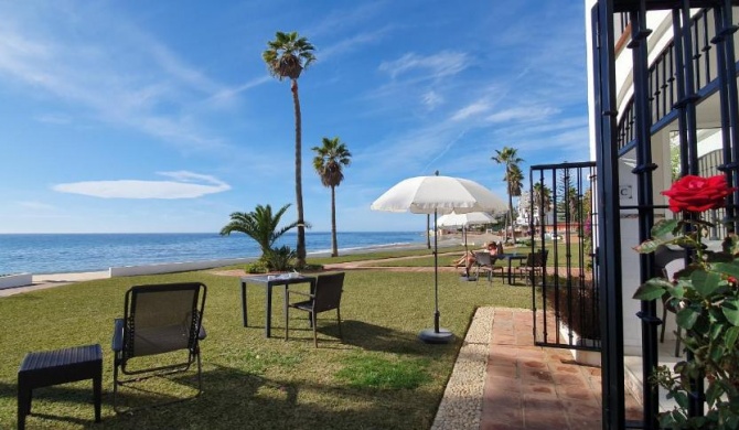 Cozy beach front house with open sea views located in Calahonda only few minutes away from Marbella - Costa del sol - CS120