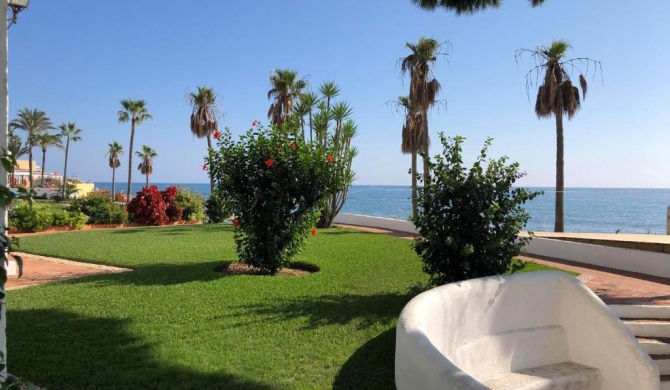 Dona Lola Micaela - fully equiped 1 bedroom ground floor beach front apartment with direct access to the beach of Calahonda - Costa del Sol - CS155