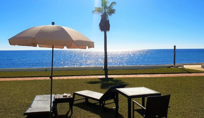 Dona Lola Sandra - Cozy beach front house with open sea views located in Calahonda only few minutes away from Marbella - Costa del sol CS111