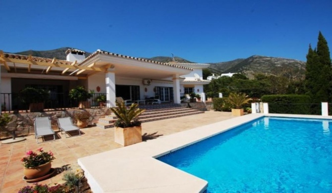 Mijas Villa Sleeps 8 Pool Air Con WiFi