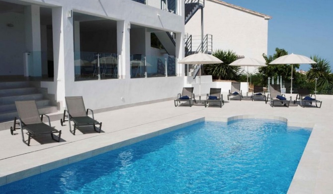 Luxury villa with heated pool for 12 to 14 people