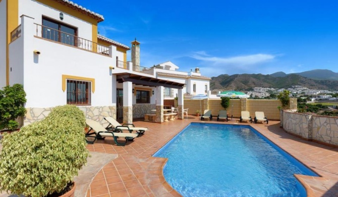 Nerja Villa Sleeps 6 Pool Air Con WiFi