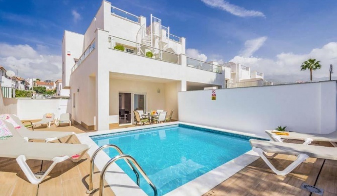 Nerja Villa Sleeps 6 Pool Air Con WiFi