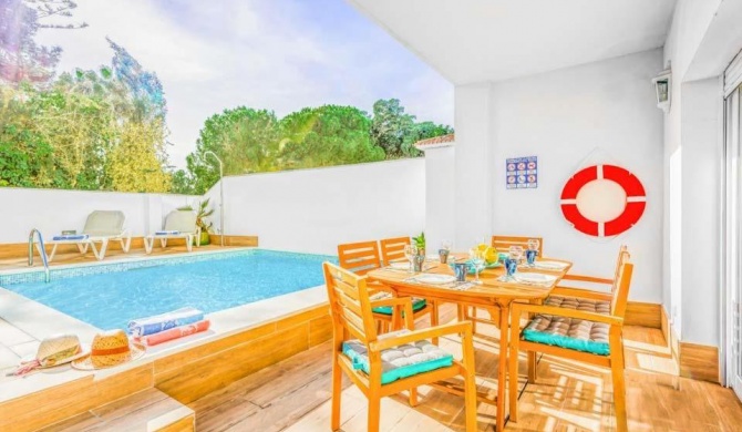 Nerja Villa Sleeps 6 Pool Air Con WiFi