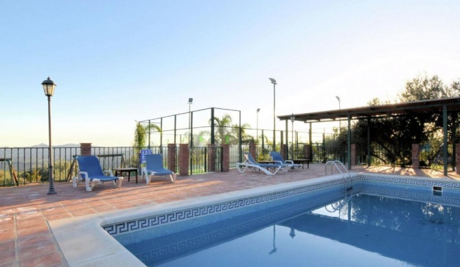 Comfortable Cottage in Periana with Swimming Pool