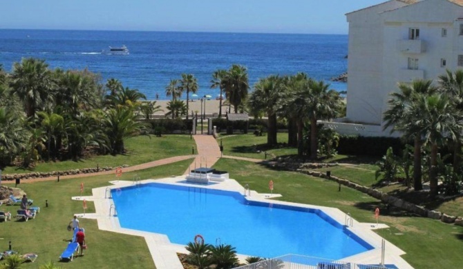 Beachfront apartment in Puerto Banus, Playa Rocio