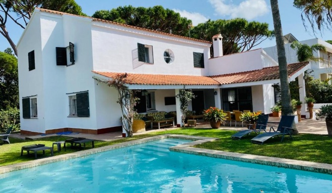 Villa América con Piscina en Urbanización Roche Conil Cádiz Andalucía España