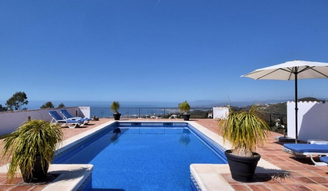 Gorgeous Villa in Sayalonga Costa del Sol with Swimming Pool