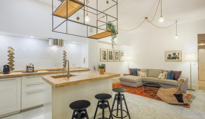 Quiet & modern apartment in typical Sevilla house