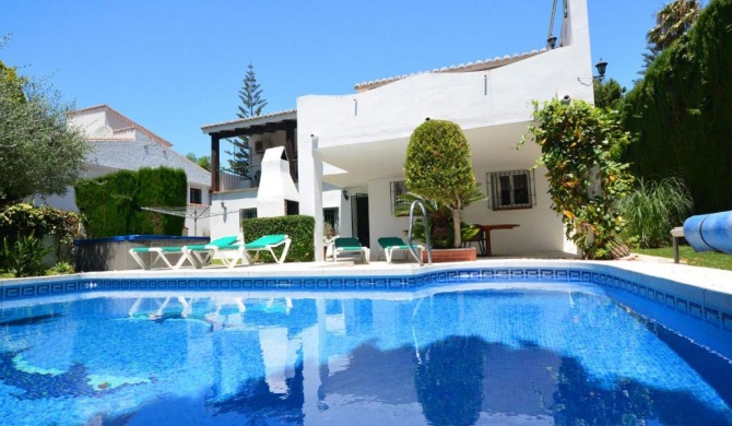 La Cala De Mijas Apartment Sleeps 10 with Pool Air Con and WiFi